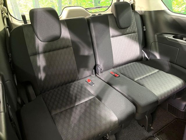 3列目シートはもちろん状態良好☆大人でもゆったりと座って頂けますので、大人数でのお出かけもラクラクです♪ご家族で、気の知れた仲間で、ドライブに行くのが楽しみですね♪