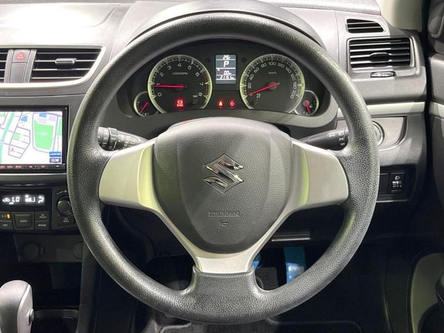 �C���e���A�ɍ��킹���f�U�C���̃X�e�A�����O�́A�^�]�������̂��Ƃ��l���A�^�]���₷���`��A�傫���ł��B�����x�A���ۂɐG���Ă��m���߂��������B