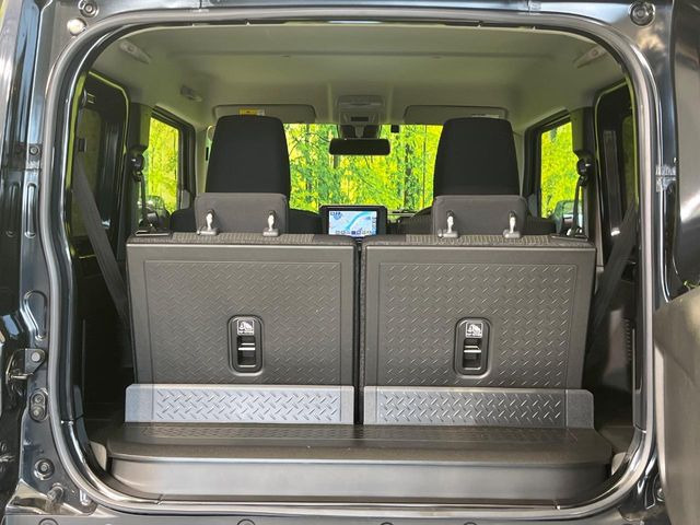 普段のお買い物や通勤、送迎等に十分な荷室スペースを確保しております。セカンドシートを倒すと、大きな荷物の積載も可能です♪