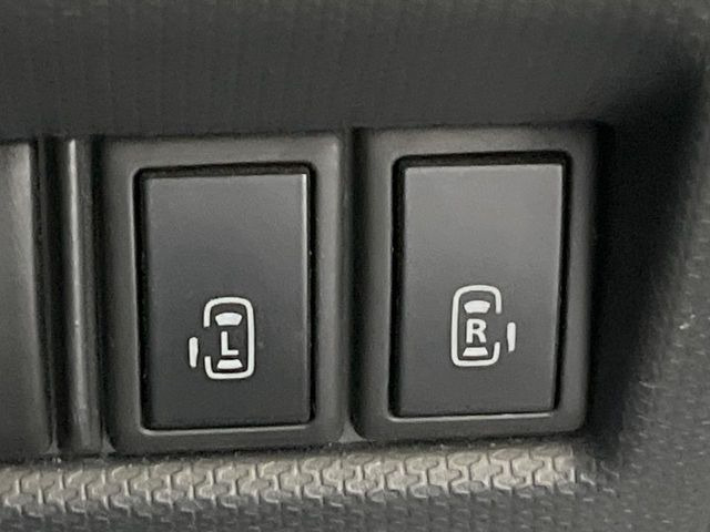 【両側パワースライドドア】スマートキーや運転席のスイッチで後席両側スライドドアの開閉が可能♪電動だから力を入れてドアを開ける必要が無く、小さなお子様でも簡単に開け閉めでき快適です♪