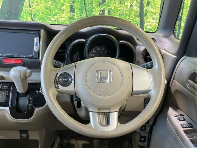 インテリアに合わせたデザインのステアリングは、運転される方のことも考え、運転しやすい形状、大きさです。是非一度、実際に触ってお確かめください。