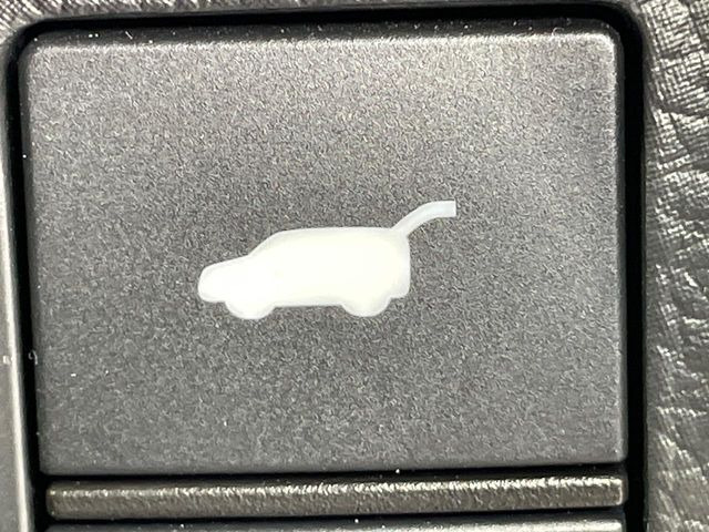 【パワーバックドア】スマートキーや運転席のボタンを押すだけでリアゲートが自動で開閉します!荷物を持っている時や、高い位置にあるバックドアを閉める際に便利な機能です♪