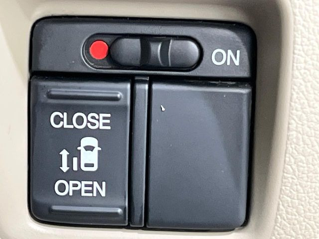 【パワースライドドア】スマートキーや運転席のスイッチでスライドドアの開閉が可能♪電動だから力を入れてドアを開ける必要が無く、小さいお子様でも、重い荷物を持っている時もラクに開け閉めできます♪
