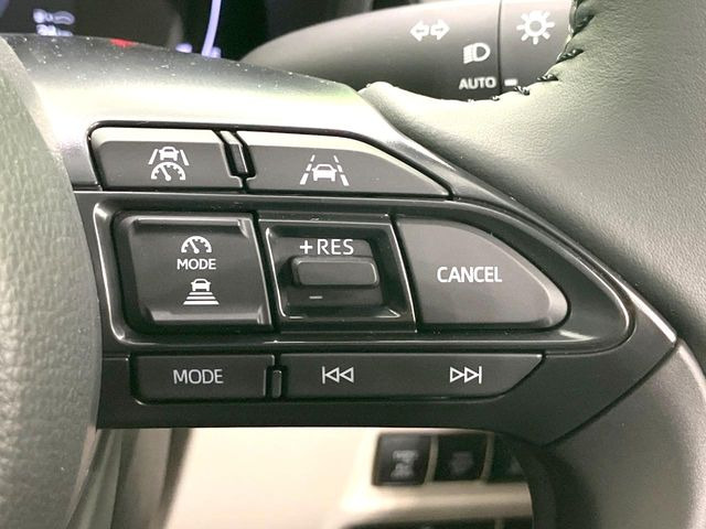 【レーダークルーズコントロール】高速道路での長距離走行が楽に!!自動で速度を保つクルーズコントロールが、衝突軽減システムと連携し、前方の車両を感知して車間を保つように速度調節してくれます!!