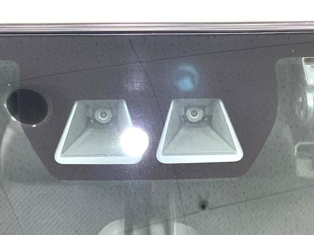 【スマートアシスト】走行中に前方の車両等を認識し、衝突しそうな時は警報とブレーキで衝突回避と被害軽減をアシスト。より安全にドライブをお楽しみいただけます。