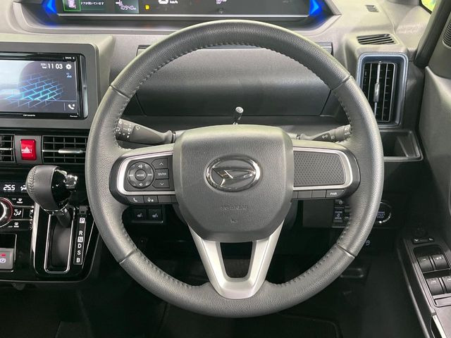 �C���e���A�ɍ��킹���f�U�C���̃X�e�A�����O�́A�^�]�������̂��Ƃ��l���A�^�]���₷���`��A�傫���ł��B�����x�A���ۂɐG���Ă��m���߂��������B