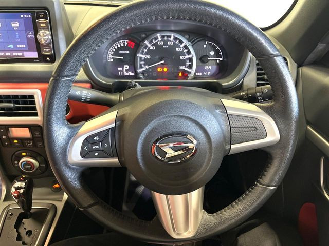 �C���e���A�ɍ��킹���f�U�C���̃X�e�A�����O�́A�^�]�������̂��Ƃ��l���A�^�]���₷���`��A�傫���ł��B�����x�A���ۂɐG���Ă��m���߂��������B