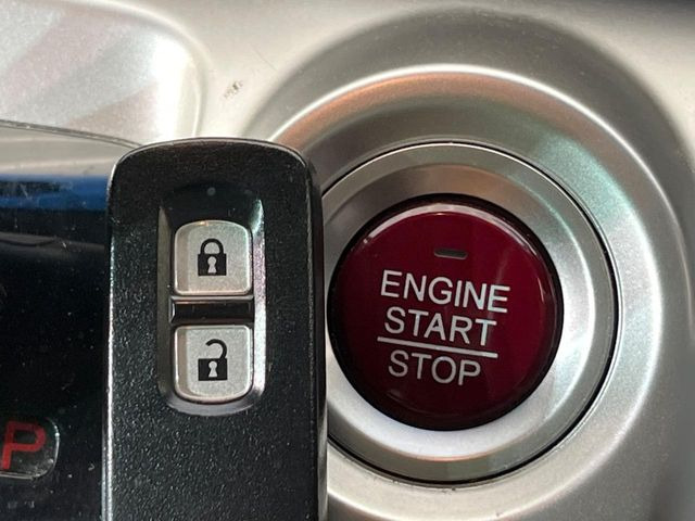 �yHonda�X�}�[�g�L�[�z�J�o����|�P�b�g�ɓ��ꂽ�܂܂ł��h�A�̎{���E�������\�ȃX�}�[�g�L�[�𑕔��B�G���W���̃I���E�I�t�����J�M�����o���K�v����������Ƃ��Ă��֗��ł���