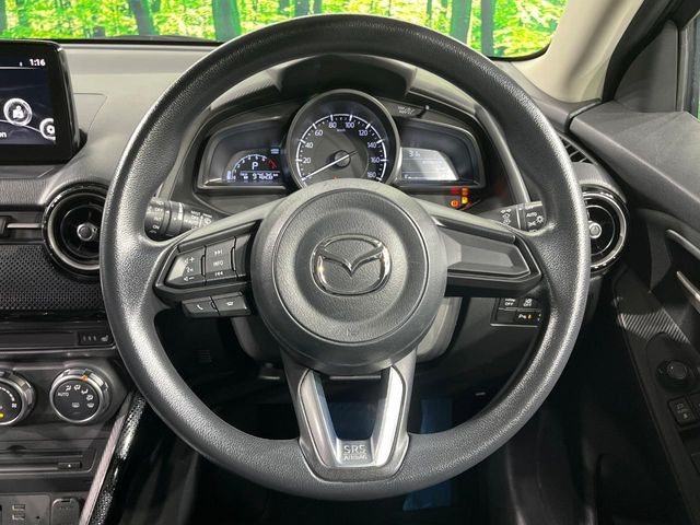 �C���e���A�ɍ��킹���f�U�C���̃X�e�A�����O�́A�^�]�������̂��Ƃ��l���A�^�]���₷���`��A�傫���ł��B�����x�A���ۂɐG���Ă��m���߂��������B