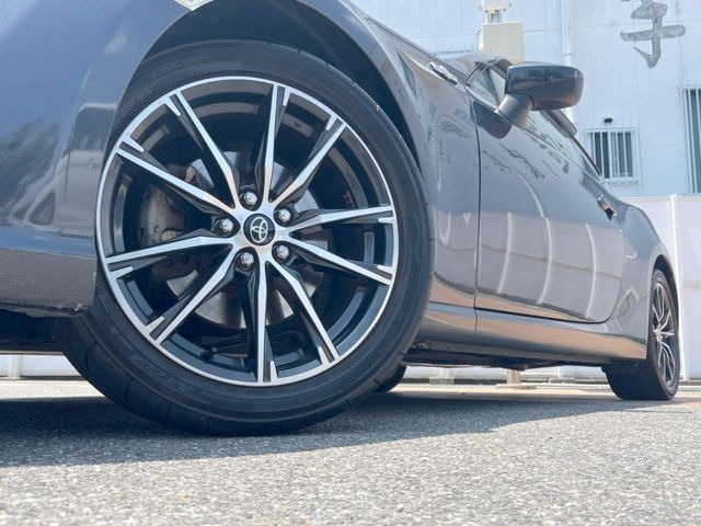����17�C���`�A���~�z�C�[���z�O�ςɃ}�b�`���������A���~�z�C�[���𑕒����Ă���܂��B�e��ЊO�A���~�z�C�[����A�X�^�b�h���X�^�C�����戵�����Ă���܂��B���񂲑��k����������