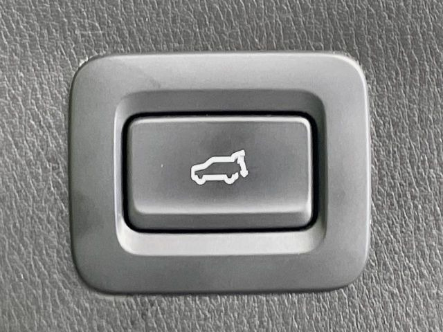 【パワーバックドア】スマートキーや運転席のボタンを押すだけでリアゲートが自動で開閉します!荷物を持っている時や、高い位置にあるバックドアを閉める際に便利な機能です♪