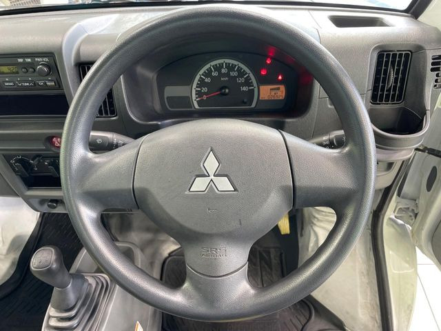 �C���e���A�ɍ��킹���f�U�C���̃X�e�A�����O�́A�^�]�������̂��Ƃ��l���A�^�]���₷���`��A�傫���ł��B�����x�A���ۂɐG���Ă��m���߂��������B