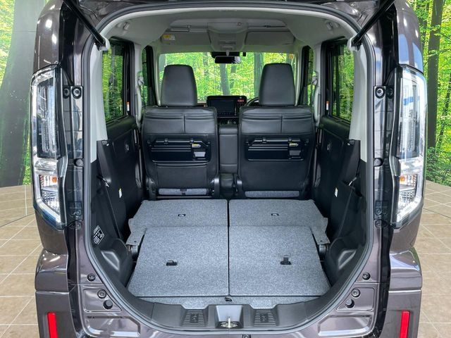 後席を格納すると、これだけの広さが!シーンに合わせたシートアレンジで、大きな荷物も積むことが出来ます♪