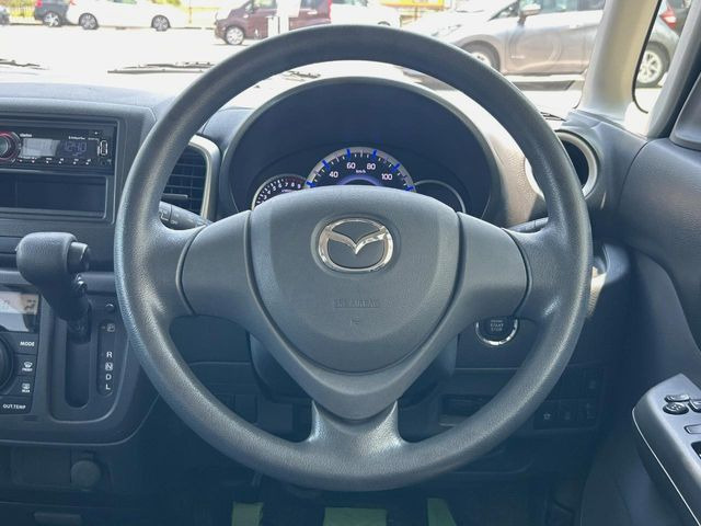 �C���e���A�ɍ��킹���f�U�C���̃X�e�A�����O�́A�^�]�������̂��Ƃ��l���A�^�]���₷���`��A�傫���ł��B�����x�A���ۂɐG���Ă��m���߂��������B