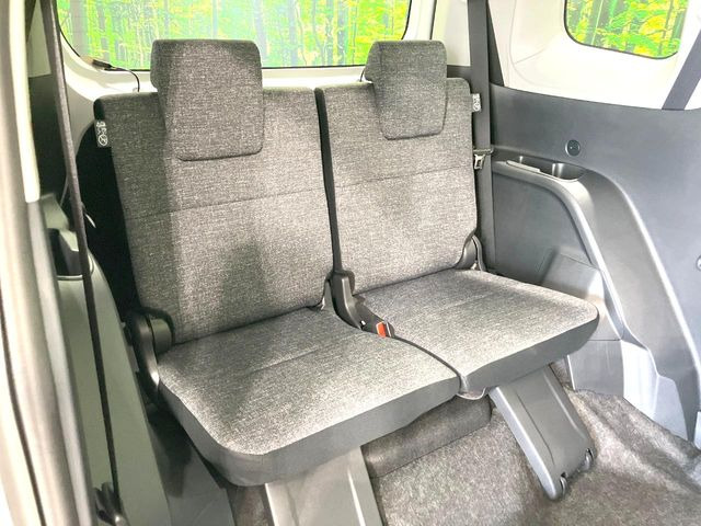 床下収納式のサードシートです。座席部分をコンパクトに収納でき、広大な荷室スペースとしてお使いいただけます!乗車人数や荷物の量など利用シーンに合わせて3列目を有効活用でき、とっても便利♪