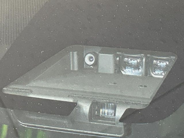【トヨタセーフティセンス】走行中に前方の車両等を認識し、衝突しそうな時は警報とブレーキで衝突回避と被害軽減をアシスト。より安全にドライブをお楽しみいただけます。