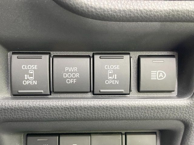 【両側パワースライドドア】スマートキーや運転席のスイッチで後席両側スライドドアの開閉が可能♪電動だから力を入れてドアを開ける必要が無く、小さなお子様でも簡単に開け閉めでき快適です♪