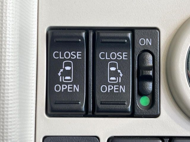 【両側パワースライドドア】スマートキーや運転席のスイッチで後席両側スライドドアの開閉が可能♪電動だから力を入れてドアを開ける必要が無く、小さなお子様でも簡単に開け閉めでき快適です♪