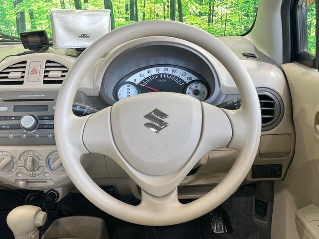 �C���e���A�ɍ��킹���f�U�C���̃X�e�A�����O�́A�^�]�������̂��Ƃ��l���A�^�]���₷���`��A�傫���ł��B�����x�A���ۂɐG���Ă��m���߂��������B