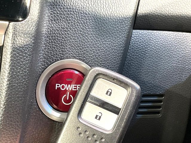 �yHonda�X�}�[�g�L�[�z�J�o����|�P�b�g�ɓ��ꂽ�܂܂ł��h�A�̎{���E�������\�ȃX�}�[�g�L�[�𑕔��B�G���W���̃I���E�I�t�����J�M�����o���K�v����������Ƃ��Ă��֗��ł���