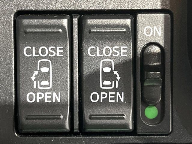 【両側パワースライドドア】スマートキーや運転席のスイッチで後席両側スライドドアの開閉が可能♪電動だから力を入れてドアを開ける必要が無く、小さなお子様でも簡単に開け閉めでき快適です♪