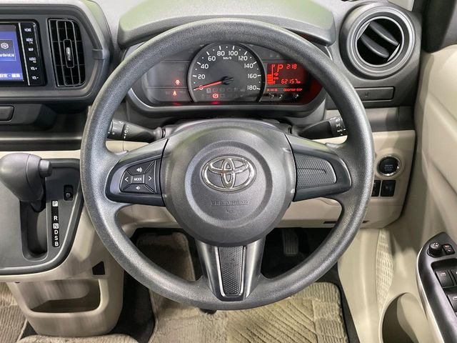 �C���e���A�ɍ��킹���f�U�C���̃X�e�A�����O�́A�^�]�������̂��Ƃ��l���A�^�]���₷���`��A�傫���ł��B�����x�A���ۂɐG���Ă��m���߂��������B