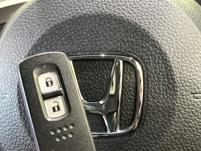 �yHonda�X�}�[�g�L�[�z�J�o����|�P�b�g�ɓ��ꂽ�܂܂ł��h�A�̎{���E�������\�ȃX�}�[�g�L�[�𑕔��B�G���W���̃I���E�I�t�����J�M�����o���K�v����������Ƃ��Ă��֗��ł���