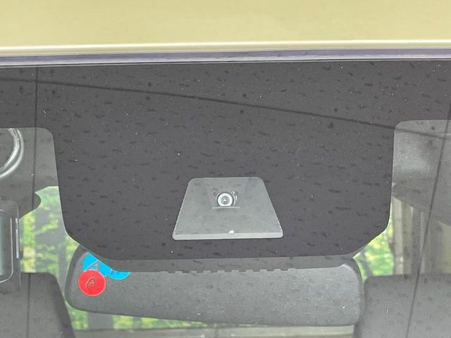 【ホンダセンシング】走行中に前方の車両等を認識し、衝突しそうな時は警報とブレーキで衝突回避と被害軽減をアシスト。より安全にドライブをお楽しみいただけます。