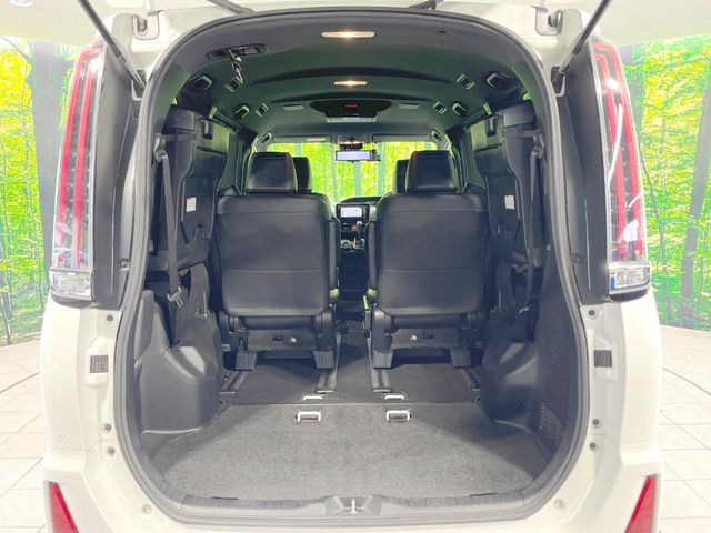 後席を格納すると、これだけの広さが!シーンに合わせたシートアレンジで、大きな荷物も積むことが出来ます♪