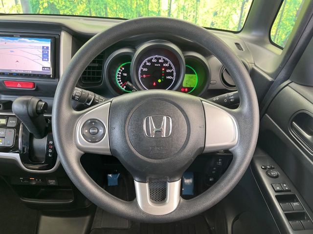 �C���e���A�ɍ��킹���f�U�C���̃X�e�A�����O�́A�^�]�������̂��Ƃ��l���A�^�]���₷���`��A�傫���ł��B�����x�A���ۂɐG���Ă��m���߂��������B