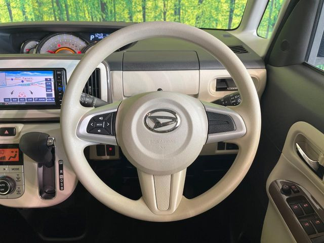 インテリアに合わせたデザインのステアリングは、運転される方のことも考え、運転しやすい形状、大きさです。是非一度、実際に触ってお確かめください。