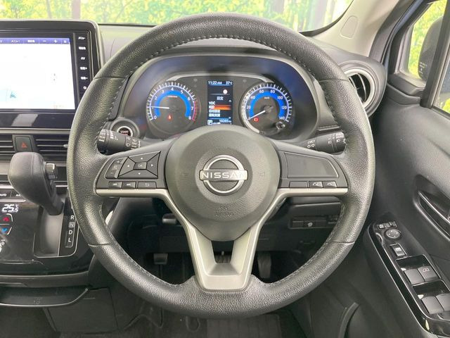�C���e���A�ɍ��킹���f�U�C���̃X�e�A�����O�́A�^�]�������̂��Ƃ��l���A�^�]���₷���`��A�傫���ł��B�����x�A���ۂɐG���Ă��m���߂��������B