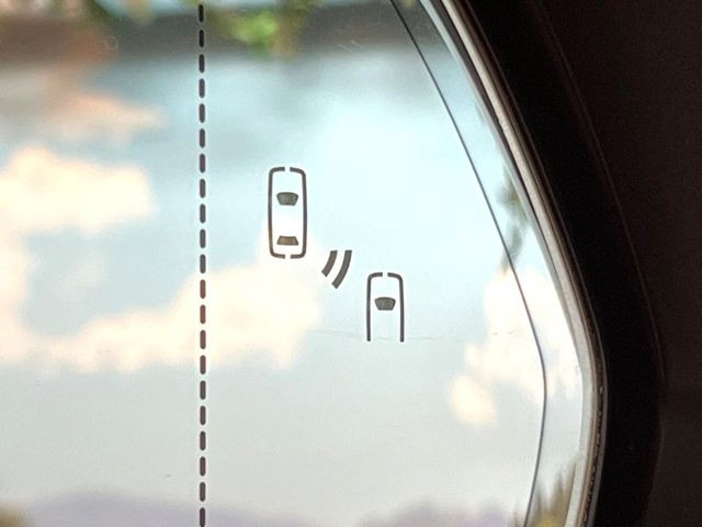 【ブラインドスポットモニター】走行中、ドアミラーの死角になりやすい箇所に後続車が接近するとサイドミラーのレンズに警告を表示!ドライバーに注意喚起をしてくれます。