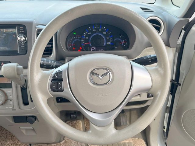 �C���e���A�ɍ��킹���f�U�C���̃X�e�A�����O�́A�^�]�������̂��Ƃ��l���A�^�]���₷���`��A�傫���ł��B�����x�A���ۂɐG���Ă��m���߂��������B