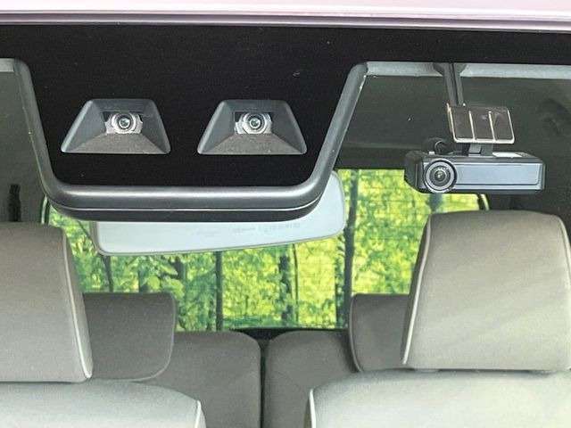 【スマートアシスト】走行中に前方の車両等を認識し、衝突しそうな時は警報とブレーキで衝突回避と被害軽減をアシスト。より安全にドライブをお楽しみいただけます。