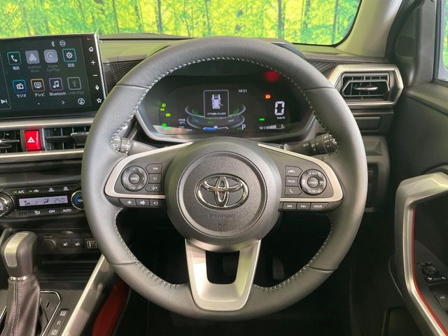 インテリアに合わせたデザインのステアリングは、運転される方のことも考え、運転しやすい形状、大きさです。是非一度、実際に触ってお確かめください。