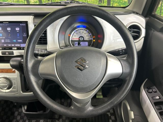 �C���e���A�ɍ��킹���f�U�C���̃X�e�A�����O�́A�^�]�������̂��Ƃ��l���A�^�]���₷���`��A�傫���ł��B�����x�A���ۂɐG���Ă��m���߂��������B