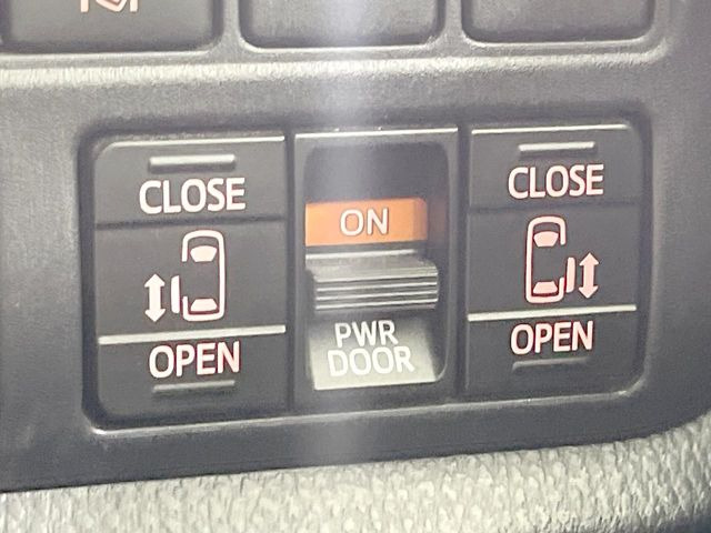 【両側パワースライドドア】スマートキーや運転席のスイッチで後席両側スライドドアの開閉が可能♪電動だから力を入れてドアを開ける必要が無く、小さなお子様でも簡単に開け閉めでき快適です♪