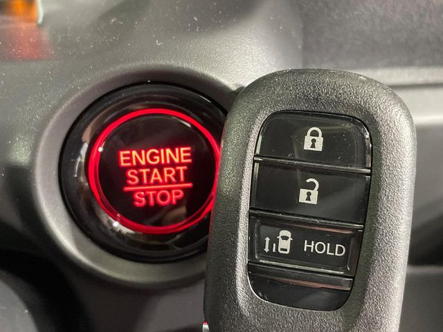 �yHonda�X�}�[�g�L�[�z�J�o����|�P�b�g�ɓ��ꂽ�܂܂ł��h�A�̎{���E�������\�ȃX�}�[�g�L�[�𑕔��B�G���W���̃I���E�I�t�����J�M�����o���K�v����������Ƃ��Ă��֗��ł���