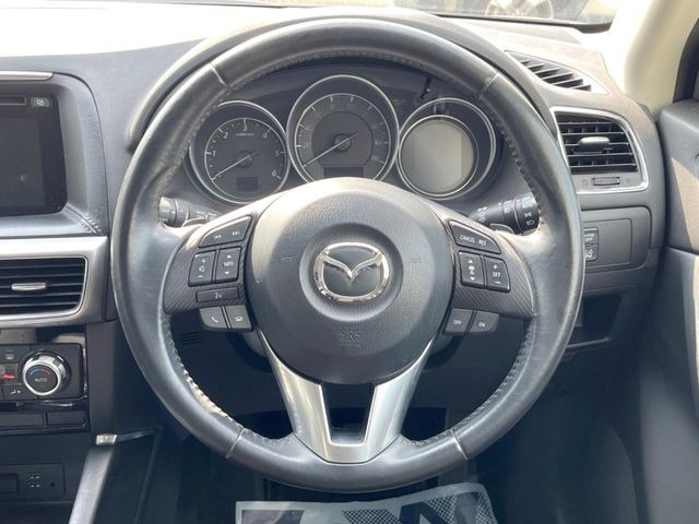 �C���e���A�ɍ��킹���f�U�C���̃X�e�A�����O�́A�^�]�������̂��Ƃ��l���A�^�]���₷���`��A�傫���ł��B�����x�A���ۂɐG���Ă��m���߂��������B