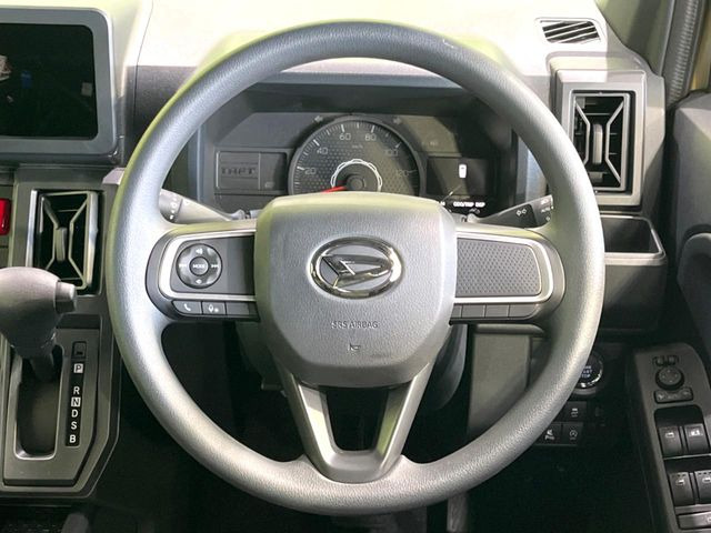 �C���e���A�ɍ��킹���f�U�C���̃X�e�A�����O�́A�^�]�������̂��Ƃ��l���A�^�]���₷���`��A�傫���ł��B�����x�A���ۂɐG���Ă��m���߂��������B