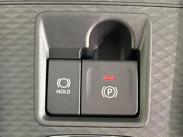 【オートブレーキホールド】信号待ちや渋滞で停車時にブレーキから足を離しても、停止状態を保持してくれます。前進するときはアクセルを踏めば自動で解除されるので安心♪街乗り運転が楽になります♪