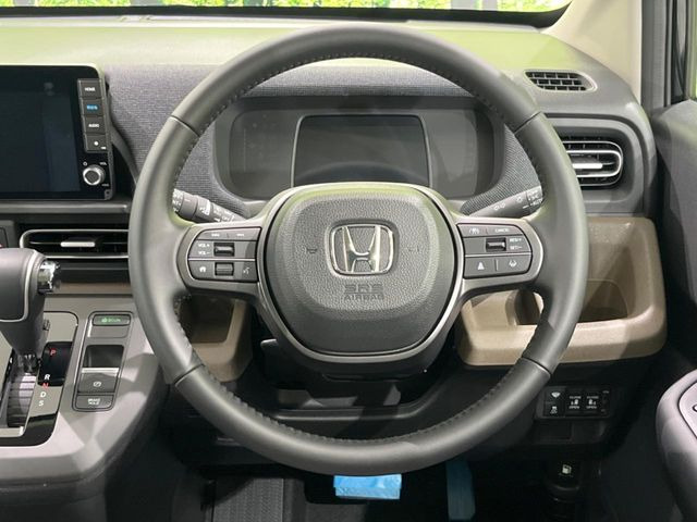 �C���e���A�ɍ��킹���f�U�C���̃X�e�A�����O�́A�^�]�������̂��Ƃ��l���A�^�]���₷���`��A�傫���ł��B�����x�A���ۂɐG���Ă��m���߂��������B