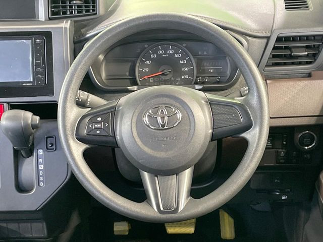�C���e���A�ɍ��킹���f�U�C���̃X�e�A�����O�́A�^�]�������̂��Ƃ��l���A�^�]���₷���`��A�傫���ł��B�����x�A���ۂɐG���Ă��m���߂��������B
