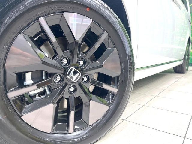 �y����16�C���`�A���~�z�C�[���z�O�ςɃ}�b�`���������A���~�z�C�[���𑕒����Ă���܂��B�e��ЊO�A���~�z�C�[����A�X�^�b�h���X�^�C�����戵�����Ă���܂��B���񂲑��k����������