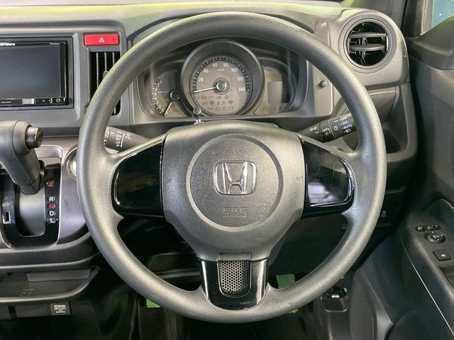 �C���e���A�ɍ��킹���f�U�C���̃X�e�A�����O�́A�^�]�������̂��Ƃ��l���A�^�]���₷���`��A�傫���ł��B�����x�A���ۂɐG���Ă��m���߂��������B