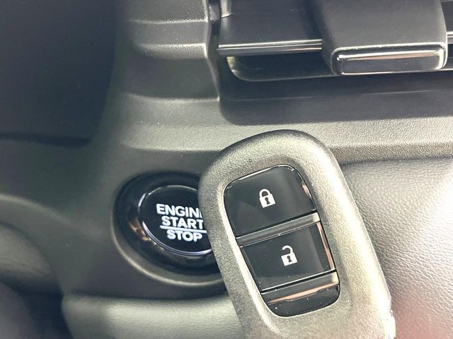 �yHonda�X�}�[�g�L�[�z�J�o����|�P�b�g�ɓ��ꂽ�܂܂ł��h�A�̎{���E�������\�ȃX�}�[�g�L�[�𑕔��B�G���W���̃I���E�I�t�����J�M�����o���K�v����������Ƃ��Ă��֗��ł���