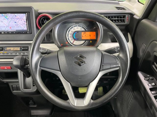 �C���e���A�ɍ��킹���f�U�C���̃X�e�A�����O�́A�^�]�������̂��Ƃ��l���A�^�]���₷���`��A�傫���ł��B�����x�A���ۂɐG���Ă��m���߂��������B