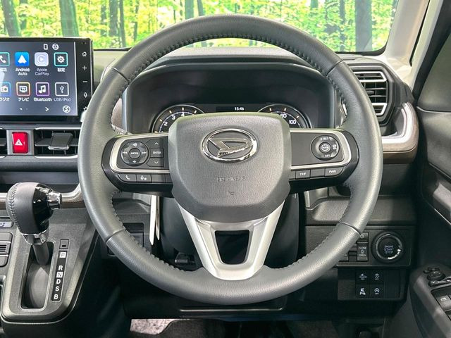 �C���e���A�ɍ��킹���f�U�C���̃X�e�A�����O�́A�^�]�������̂��Ƃ��l���A�^�]���₷���`��A�傫���ł��B�����x�A���ۂɐG���Ă��m���߂��������B