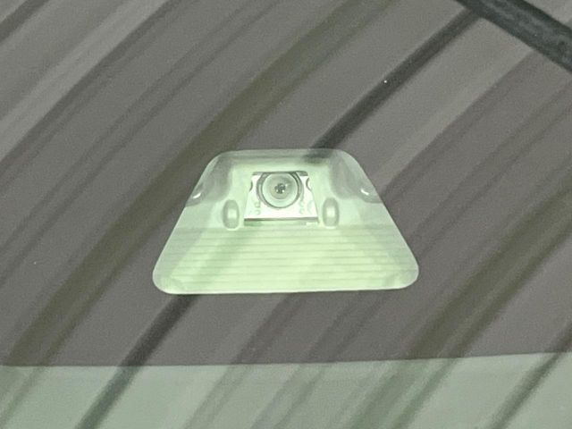 【スマートアシスト】走行中に前方の車両等を認識し、衝突しそうな時は警報とブレーキで衝突回避と被害軽減をアシスト。より安全にドライブをお楽しみいただけます。